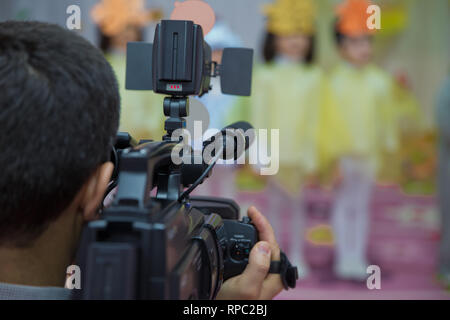 Video Kamera arbeitet mit seinem Equipment - Bild. Video Kamera Aufzeichnung kindergarder Zimmer mit unscharfen Hintergrund, kopieren Raum - Bild. Stockfoto