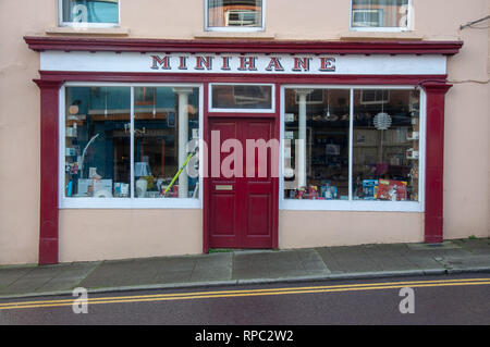 Die traditionelle Bar Minihane in Main Street, Ballydehob, West Cork, Irland. Stockfoto