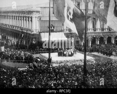 Italien, Veneto, Venedig, Piazza San Marco in Venedig, die Grundsteinlegung für den Wiederaufbau der Glockenturm, 25. April 1903 Stockfoto