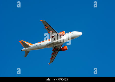 Easyjet Airbus A 319-111, die am Flughafen Birmingham, UK (G-EZAO) Stockfoto