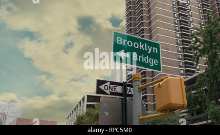 Manhattan, New York, USA, 14. Oktober 2018. Brooklyn Bridge Schild mit Gebäuden im Hintergrund gegen einen bewölkten Himmel. Stockfoto