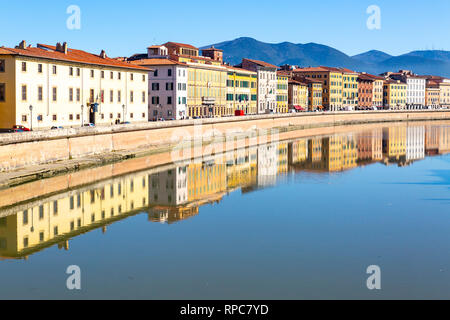 Pisa Zentrum in Italien mit Gebäuden in den Fluss Arno wider Stockfoto