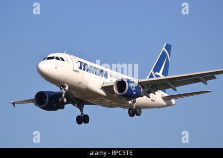 Die rumänische Tarom Airbus A318 YR-ASD Landung in London Heathrow Flughafen, Großbritannien Stockfoto