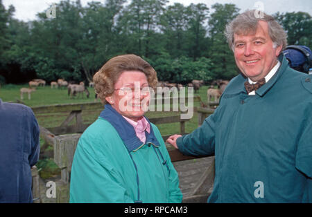 Serafim Nicolajevich Graf Gemahilin Miloradovich mit Agnes Freiin von Hoenning O'Carroll, die Eltern von Alexandra Prinzessin von Croy in Dülmen, Deutschland 1988. Die Eltern von Alexandra Prinzessin von Croy: Serafim Nicolajevich zählen Miloradovich und seine Frau Agness Baroness von Hoenning O'Carroll in Duelmen, Deutschland 1988. Stockfoto