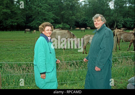 Serafim Nicolajevich Graf Gemahilin Miloradovich mit Agnes Freiin von Hoenning O'Carroll, die Eltern von Alexandra Prinzessin von Croy in Dülmen, Deutschland 1988. Die Eltern von Alexandra Prinzessin von Croy: Serafim Nicolajevich zählen Miloradovich und seine Frau Agness Baroness von Hoenning O'Carroll in Duelmen, Deutschland 1988. Stockfoto