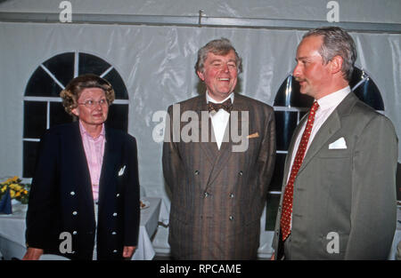 Serafim Nicolajevich Graf Gemahilin Miloradovich mit Agnes Freiin von Hoenning O'Carroll, die Eltern von Alexandra Prinzessin von Croy mit Schwiegersohn Rudolph in Dülmen, Deutschland 1988. Die Eltern von Alexandra Prinzessin von Croy: Serafim Nicolajevich zählen Miloradovich und seine Frau Agness Baroness von Hoenning O'Carroll mit Schwiegersohn Rudolph bei Duelmen, Deutschland 1988. Stockfoto