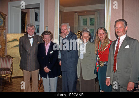 Serafim Nicolajevich Graf Gemahilin Miloradovich mit Agnes Freiin von Hoenning O'Carroll, die Eltern von Alexandra Prinzessin von Croy in Dülmen, Deutschland 1988. Die Eltern von Alexandra Prinzessin von Croy: Serafim Nicolajevich zählen Miloradovich und seine Frau Agness Baroness von Hoenning O'Carroll in Duelmen, Deutschland 1988. Stockfoto