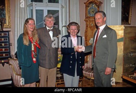 Serafim Nicolajevich Graf Gemahilin Miloradovich mit Agnes Freiin von Hoenning O'Carroll, die Eltern von Alexandra Prinzessin von Croy in Dülmen, Deutschland 1988. Die Eltern von Alexandra Prinzessin von Croy: Serafim Nicolajevich zählen Miloradovich und seine Frau Agness Baroness von Hoenning O'Carroll in Duelmen, Deutschland 1988. Stockfoto