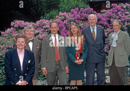 Serafim Nicolajevich Graf Gemahilin Miloradovich mit Agnes Freiin von Hoenning O'Carroll, die Eltern von Alexandra Prinzessin von Croy in Dülmen, Deutschland 1988. Die Eltern von Alexandra Prinzessin von Croy: Serafim Nicolajevich zählen Miloradovich und seine Frau Agness Baroness von Hoenning O'Carroll in Duelmen, Deutschland 1988. Stockfoto