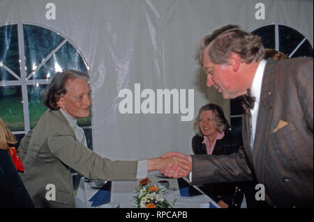 Serafim Nicolajevich Graf Gemahilin Miloradovich mit Agnes Freiin von Hoenning O'Carroll, die Eltern von Alexandra Prinzessin von Croy in Dülmen, Deutschland 1988. Die Eltern von Alexandra Prinzessin von Croy: Serafim Nicolajevich zählen Miloradovich und seine Frau Agness Baroness von Hoenning O'Carroll in Duelmen, Deutschland 1988. Stockfoto