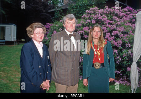 Serafim Nicolajevich Graf Gemahilin Miloradovich mit Agnes Freiin von Hoenning O'Carroll, die Eltern von Alexandra Prinzessin von Croy in Dülmen, Deutschland 1988. Die Eltern von Alexandra Prinzessin von Croy: Serafim Nicolajevich zählen Miloradovich und seine Frau Agness Baroness von Hoenning O'Carroll in Duelmen, Deutschland 1988. Stockfoto