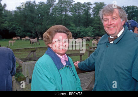 Serafim Nicolajevich Graf Gemahilin Miloradovich mit Agnes Freiin von Hoenning O'Carroll, die Eltern von Alexandra Prinzessin von Croy in Dülmen, Deutschland 1988. Die Eltern von Alexandra Prinzessin von Croy: Serafim Nicolajevich zählen Miloradovich und seine Frau Agness Baroness von Hoenning O'Carroll in Duelmen, Deutschland 1988. Stockfoto