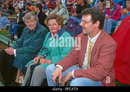 Serafim Nicolajevich Graf Gemahilin Miloradovich mit Agnes Freiin von Hoenning O'Carroll, die Eltern von Alexandra Prinzessin von Croy in Dülmen, Deutschland 1988. Die Eltern von Alexandra Prinzessin von Croy: Serafim Nicolajevich zählen Miloradovich und seine Frau Agness Baroness von Hoenning O'Carroll in Duelmen, Deutschland 1988. Stockfoto