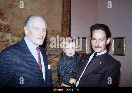 Karl Emanuel, 14. Herzog von Croy mit Sohn Rudolph und Enkel im Haus Merfeld in Dülmen, Deutschland 1989. Karl Emanuel, 14 Herzog von Croy mit Sohn Rudolph und Baby Enkelkind in Merfeld mension in Duelmen, Deutschland 1989 Stockfoto