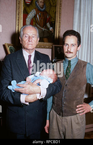 Karl Emanuel, 14. Herzog von Croy mit Sohn Rudolph und Enkel im Haus Merfeld in Dülmen, Deutschland 2004. Karl Emanuel, 14 Herzog von Croy mit Sohn Rudolph und Baby Enkelkind in Merfeld mension in Duelmen, Deutschland 2004. Stockfoto