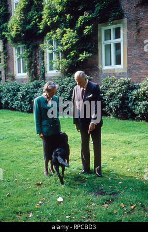 Karl Emanuel, 14. Herzog von Croy mit Ehefrau Gabriele Prinzessin von Bayern im Haus Merfeld in Dülmen, Deutschland 2004. Karl Emanuel, 14 Herzog von Croy mit seiner Frau Gabriele Prinzessin von Bayern in Merfeld Herrenhaus in Duelmen, Deutschland 2004. Stockfoto