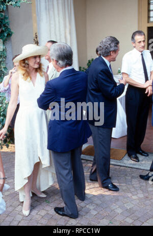 Baronin Francesca von Thyssen Bornemisza im Gespräch, Österreich 1994. Baroness Francesca von Thyssen Bornemisza Gespräch mit Freunden, Österreich 1994. Stockfoto