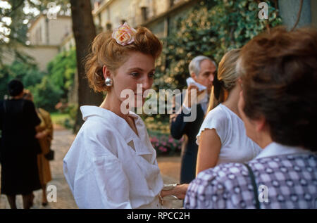 Baronin Francesca von Thyssen Bornemisza im Gespräch, Österreich 1994. Baroness Francesca von Thyssen Bornemisza Gespräch mit Freunden, Österreich 1994. Stockfoto