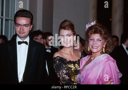 Baronin Francesca von Thyssen Bornemisza mit ihrem Schwager Georg von Habsburg-Lothingen, Ca. 1994. Baroness Francesca von Thyssen Bornemisza mit ihrem Schwager Georg von Habsburg Lothringen, Ca. 1994. Stockfoto