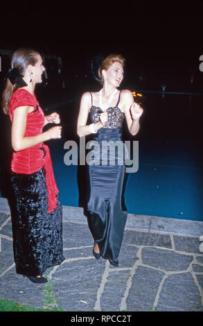 Baronin Francesca von Thyssen Bornemisza als Partygast, Ca. 1995. Baroness Francesca von Thyssen Bornemisza als Partei Gast, Ca. 1995. Stockfoto