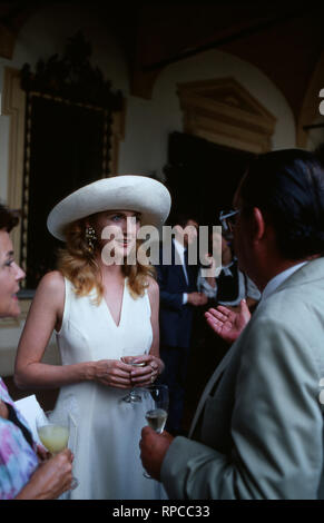 Baronin Francesca von Thyssen Bornemisza im Gespräch, Österreich 1994. Baroness Francesca von Thyssen Bornemisza Gespräch mit Freunden, Österreich 1994. Stockfoto