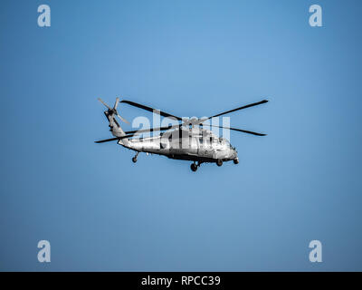 Ein U.S. Navy SH-60 Hubschrauber fliegen Patrouille während der Flugbetrieb auf der Naval Air Station in Atsugi, Kanagawa Präfektur in Japan. Die gemeinsamen Einrichtungen ein Stockfoto