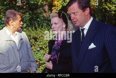 Fictitious character Sunnyi Melles mit Ehemann Peter Prinz zu Sayn-Wittgenstein-Sayn bei der Beerdigung von Paul Alfons Prinz von Metternich-Winneburg, Geisenheim, Deutschland 1992. Schauspielerin Sunnyi Melles mit Ehemann Peter Prinz zu Sayn-Wittgenstein-Sayn bei der Beerdigung von Paul Alfons Fürst von Metternich-Winneburg in Geisenheim, Deutschland 1992. Stockfoto