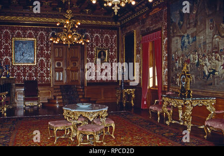 Festsaal im Schloss Sigmaringen - Burg Hohenzollern, Deutschland 1986. Halle am Schloss Sigmaringen - Burg Hohenzollern, Deutschland 1986. Stockfoto