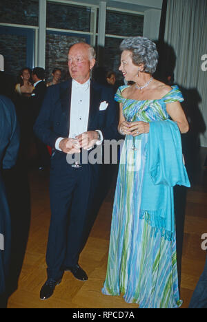 Richard Prinz zu Sayn-Wittgenstein-Berleburg mit Gemahlin Benedikte, Deutschland 2004. Richard Prinz zu Sayn-Wittgenstein-Berleburg mit seiner Frau Benedikte, Deutschland 2004. Stockfoto