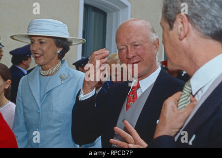 Richard Prinz zu Sayn-Wittgenstein-Berleburg mit Gemahlin Benedikte, Deutschland 2004. Richard Prinz zu Sayn-Wittgenstein-Berleburg mit seiner Frau Benedikte, Deutschland 2004. Stockfoto