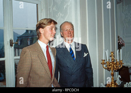 Richard Prinz zu Sayn-Wittgenstein-Berleburg mit Sohn Gustav auf Schloss Berleburg, Deutschland 1984. Richard Prinz zu Sayn-Wittgenstein-Berleburg und Sohn Gustav in Berleburg schloss, Deutschland 1984. Stockfoto