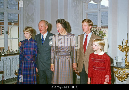 Richard Prinz zu Sayn-Wittgenstein-Berleburg mit Gemahlin Benedikte und den Kindern Gustav, Alexandra und Nathalie auf Schloss Berleburg, Deutschland 1984. Richard Prinz zu Sayn-Wittgenstein-Berleburg mit seiner Frau Benedikte und die Kinder Gustav, Alexandra und Nathalie auf Schloss Berleburg, Deutschland 1984. Stockfoto