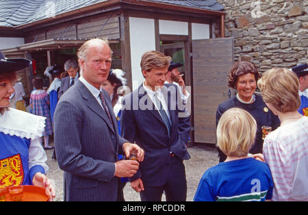 Richard Prinz zu Sayn-Wittgenstein-Berleburg und Sohn Gustavauf Schloss Berleburg, Deutschland 1984. Richard Prinz zu Sayn-Wittgenstein-Berleburg und Sohn Gustav in Berleburg schloss, Deutschland 1984. Stockfoto