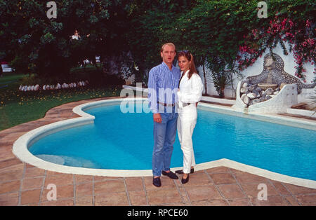 Carl Eduard von bismarck-schönhausen am Pool mit seiner zweiten Ehefrau Celia Demaurex in Marbella, Spanien 2000. Carl Eduard von Bismarck-Schoenhausen mit seiner zweiten Frau Celia Demaurex am Pool bei Marbella, Spanien 2000. Stockfoto