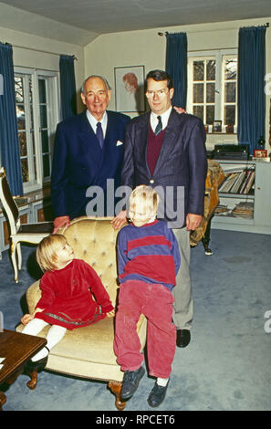 Großvater Louis Ferdinand Prinz von Preußen, Sohn, Christian Sigismund und die Enkelkinder Prinzessin Irina und stand Bruder Christian Ludwig, Deutschland 1991. Großvater Louis Ferdinand Prinz von Preußen, seine Enkelkinder Prinzessin Irina und Christian Ludwig und ihren Vater Christian Sigismund, Deutschland 1991. Stockfoto