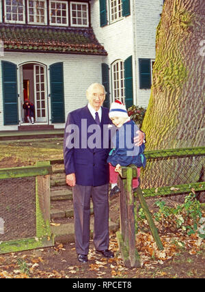 Großvater Louis Ferdinand Prinz von Preußen und Enkelkind Prinzessin Irina, Deutschland 1991. Großvater Louis Ferdinand Prinz von Preußen streicheln und seine Enkelin Prinzessin Irina, Deutschland 1991. Stockfoto