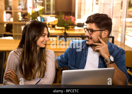 Schülerinnen bereit für abschließende Prüfungen Stockfoto