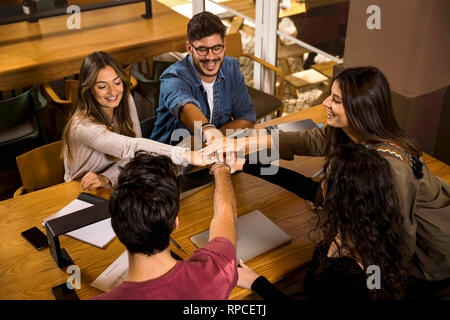 Schülerinnen bereit für abschließende Prüfungen Stockfoto