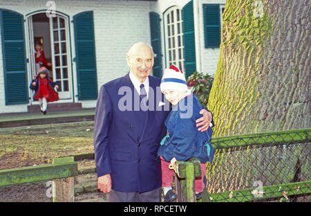 Großvater Louis Ferdinand Prinz von Preußen und Enkelkind Prinzessin Irina, Deutschland 1991. Großvater Louis Ferdinand Prinz von Preußen streicheln und seine Enkelin Prinzessin Irina, Deutschland 1991. Stockfoto