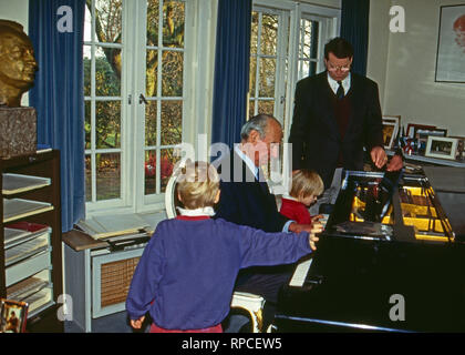 Großvater Louis Ferdinand Prinz von Preußen mit-Enkelkindern Christian Ludwig und Irina und deren Vater Christian Sigismund, Deutschland 1991. Großvater Louis Ferdinand von Preußen mit seinem Enkel Christian Ludwig und Irina und ihren Vater Christian Sigismund, Deutschland 1991. Stockfoto