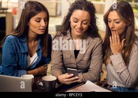 Gruppe von Mädchen machen eine Pause auf der Studien für einige Klatsch Stockfoto