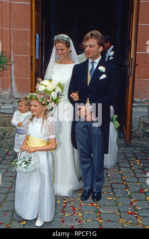 Filippa Prinzessin zu Sayn Wittgenstein eine ihrer Hochzeit mit Graf Vittorio Mazzeti d'Albertis in Sayn, Deutschland 2001. Filippa Prinzessin von Sayn Wittgenstein am Tag der Hochzeit mit Graf Vittorio Mazzeti d'Albertis in Sayn, Deutschland 2001.