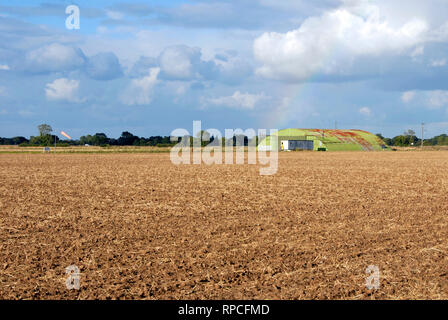 Der ehemalige Flugplatz aus dem Zweiten Weltkrieg nun zu Landwirtschaft, mit Wind - Socke und Hangar noch offensichtlich, Norfolk, England zurückgekehrt. Stockfoto