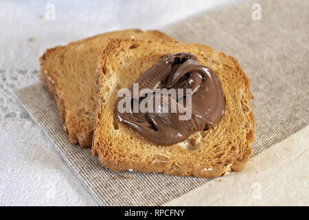 Fette Biscottate con Crema di nocciole al Cacao primo piano Stockfoto