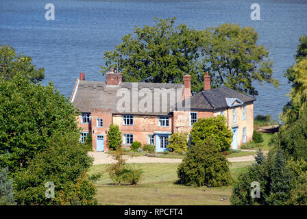 Haus von der Spitze des Turms von St. Helen's Church, Ranworth, Norfolk gesehen, mit Mälzerei breit darüber hinaus. Stockfoto