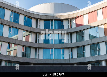 Auderghem, Brüssel/Belgien - 02 18 2019 - runde Fassade des neuen CHIREC Krankenhaus Stockfoto