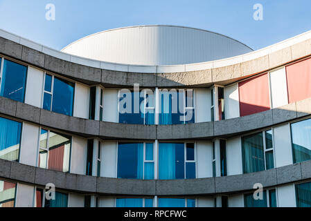 Auderghem, Brüssel/Belgien - 02 18 2019 - runde Fassade des neuen CHIREC Krankenhaus Stockfoto