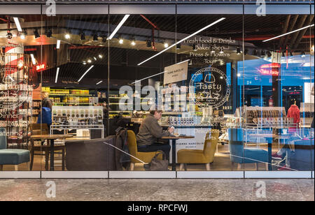 Auderghem, Brüssel/Belgien - 02 18 2019: Luxus Komfort store und das Café in der neuen Eingangshalle des CHIREC Krankenhaus Stockfoto