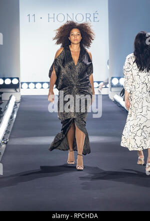 New York, Vereinigte Staaten. 07 Feb, 2019. Modell tragen Kleid von Null Maria Cornejo Spaziergänge Landebahn für 11 Honore Fashion Show im Herbst/Winter New York Fashion Week am Frühling Studios Credit: Lev Radin/Pacific Press/Alamy leben Nachrichten Stockfoto