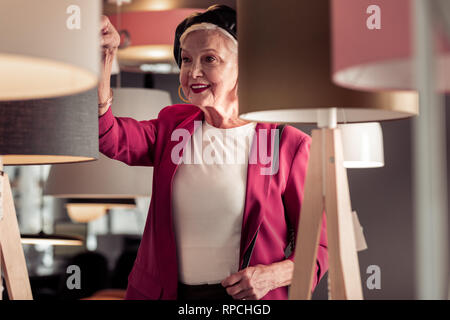Close-up Fancy siebzig Jahre Frau tragen sich voguish Leder Beret Stockfoto